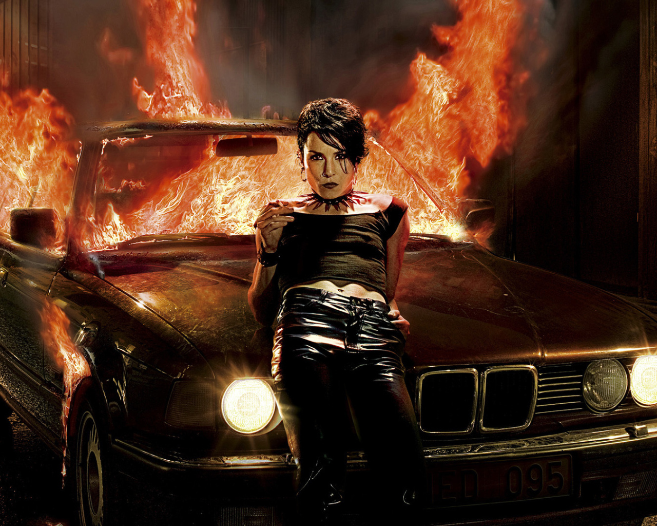 Девушка у горящей машины