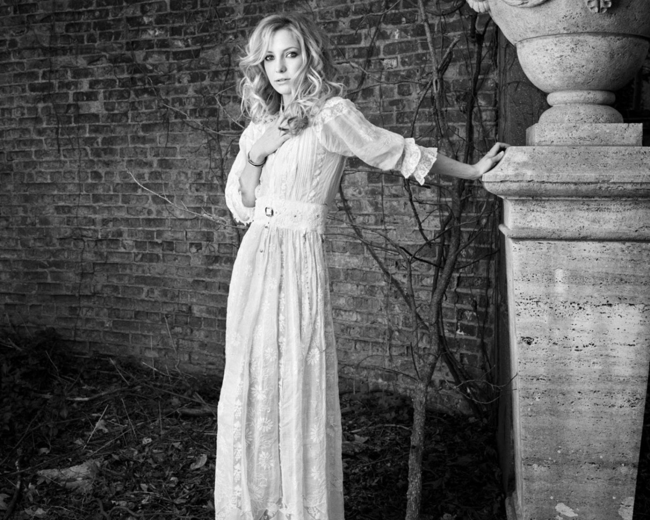 Актриса в белом платье