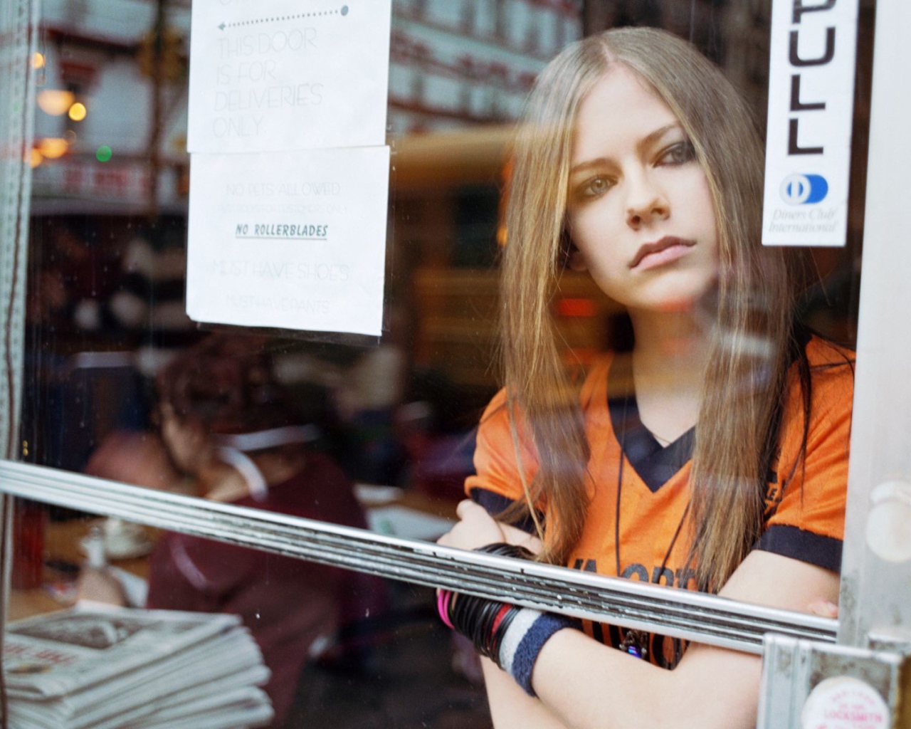 Девушка смотрит в окно