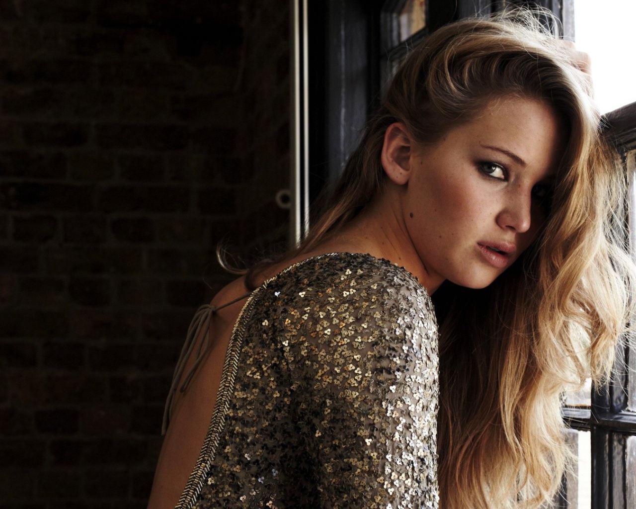 Дженифер у окна