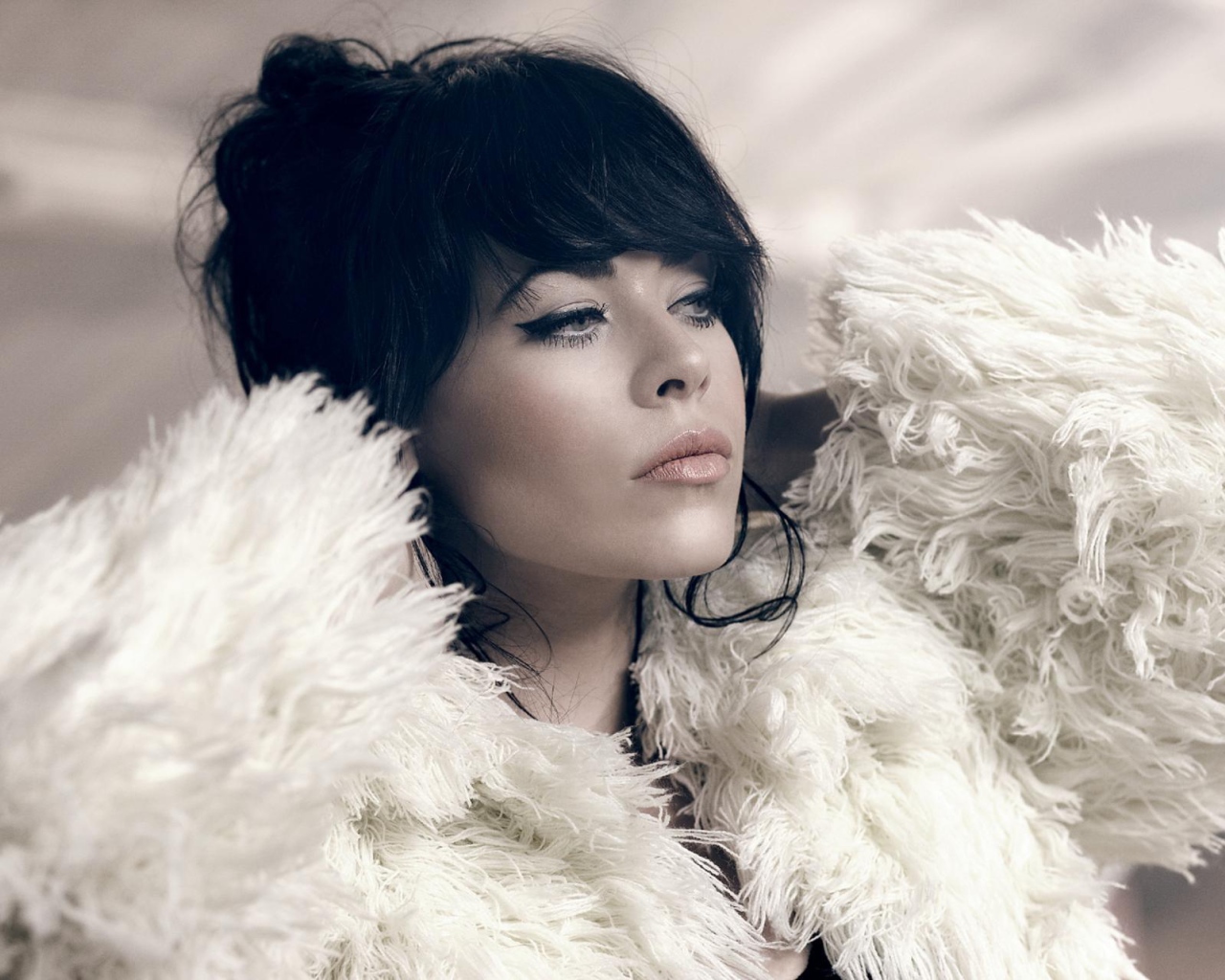 Alex Hepburn в белой шубке