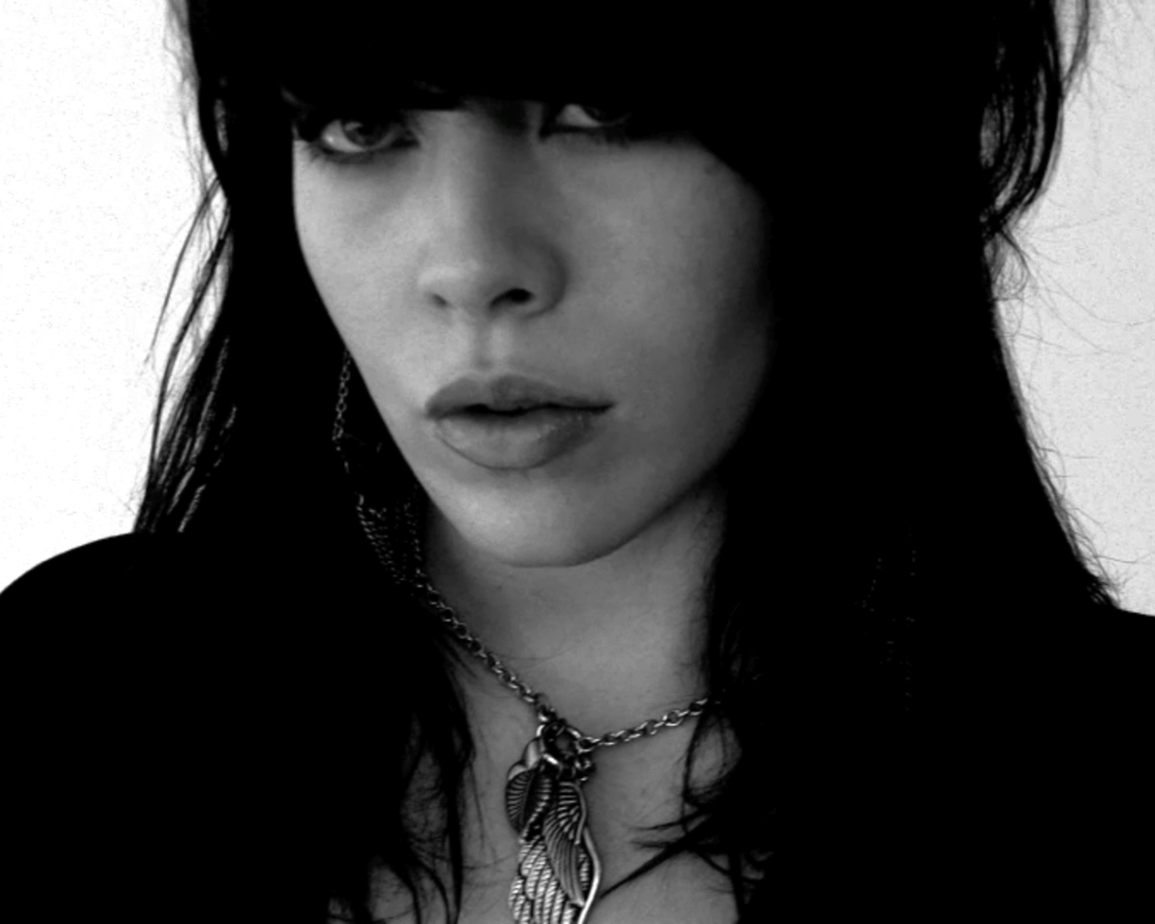 Alex Hepburn на белом фоне