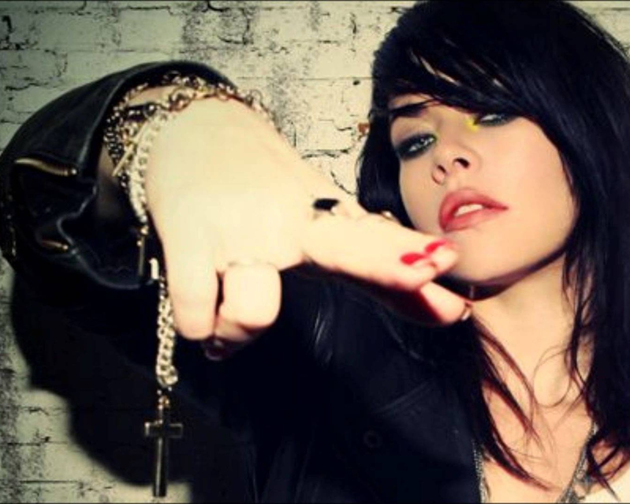 Alex Hepburn на фоне стены