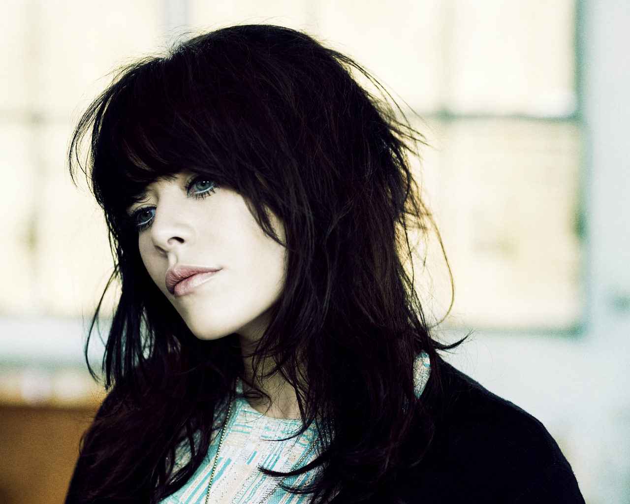 Alex Hepburn задумчивая