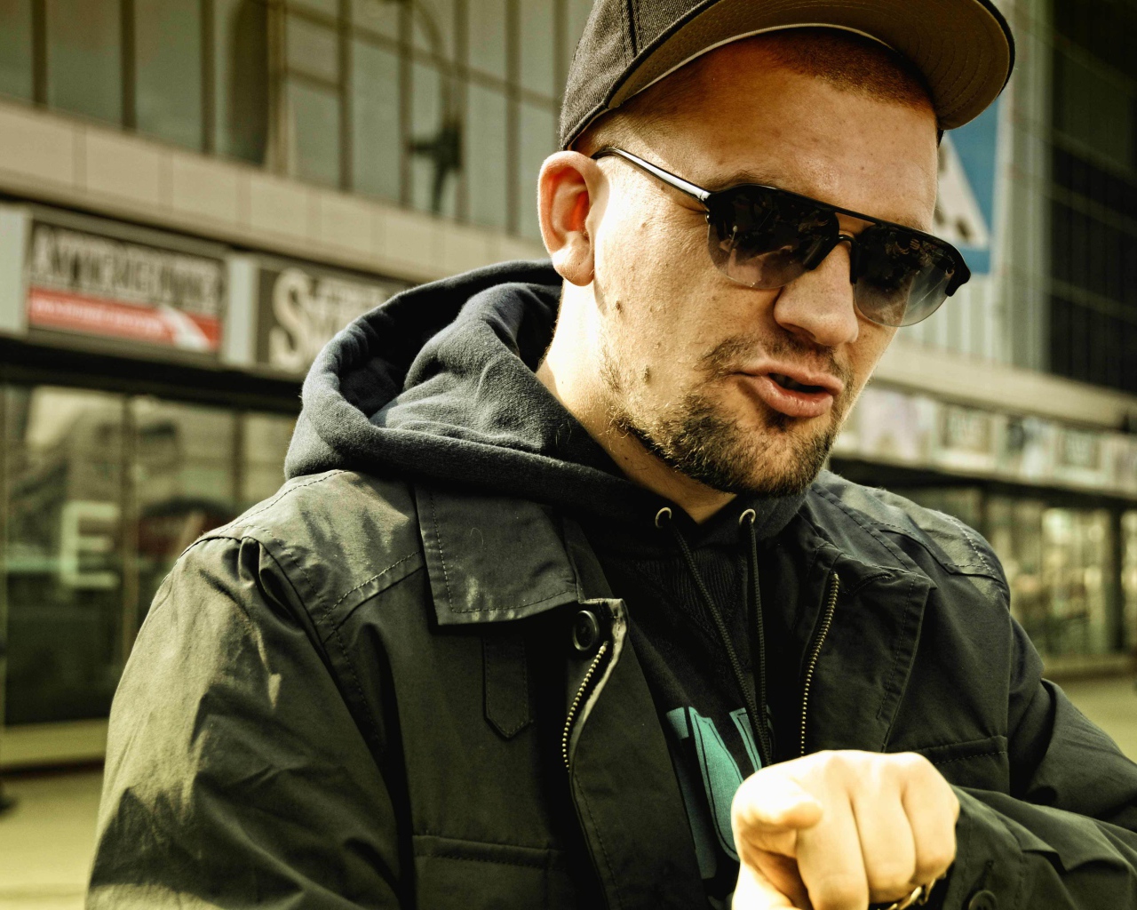 Basta в солнцезащитных очках