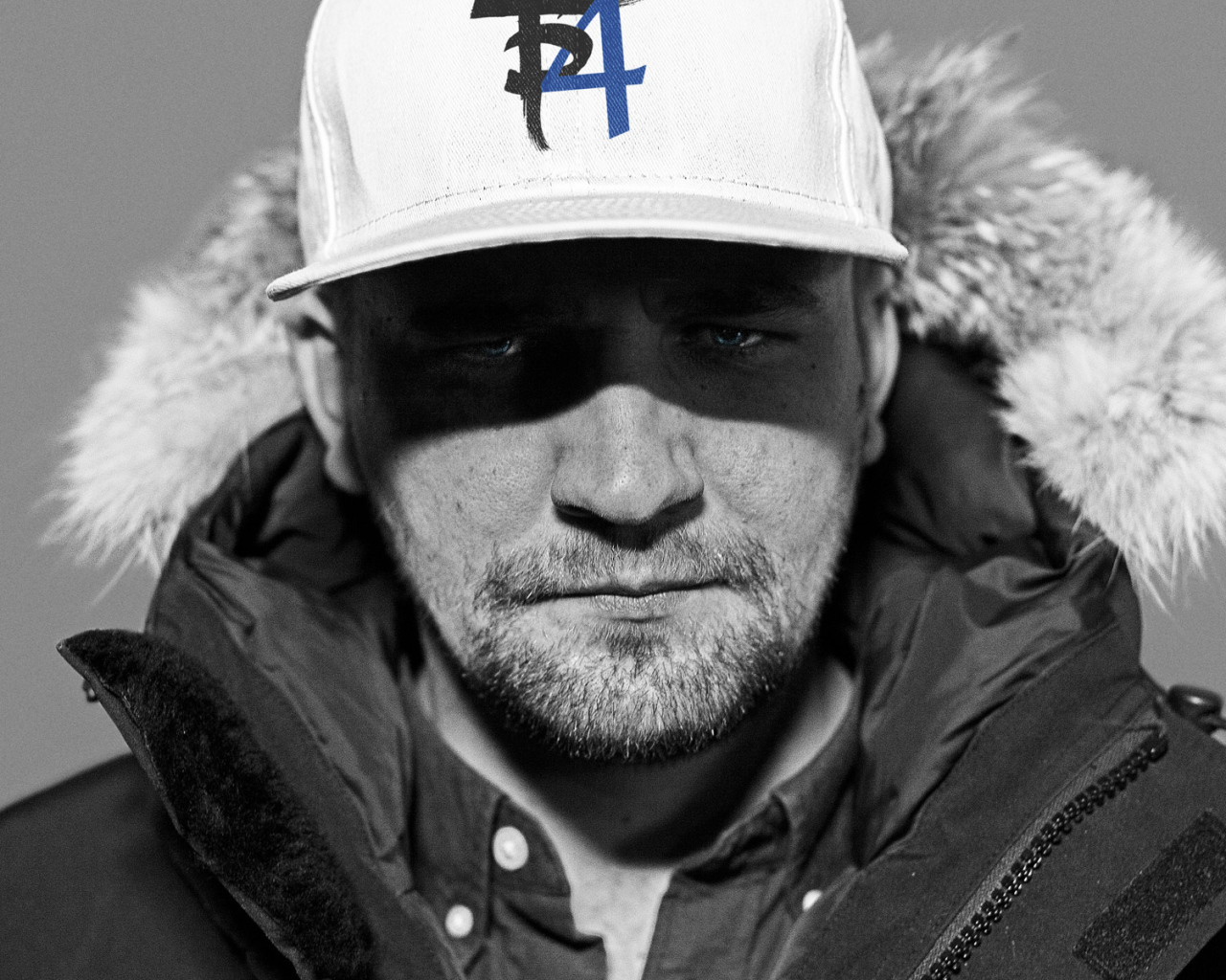 Баста в белой шапочке