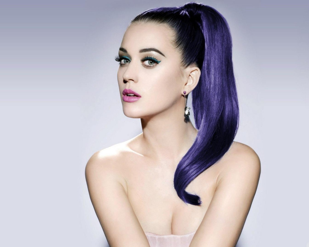 Красивая певица Кэти Перри на светлом фоне