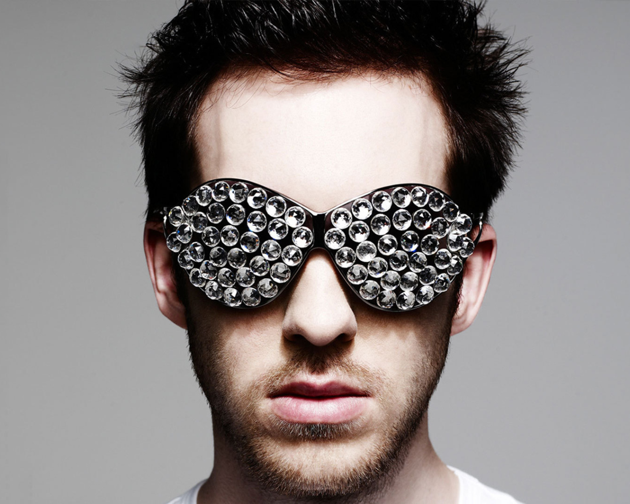 Calvin Harris в очках с диамантами
