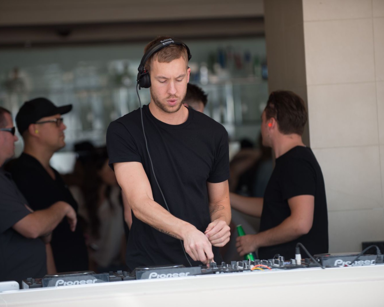 Calvin Harris в наушниках