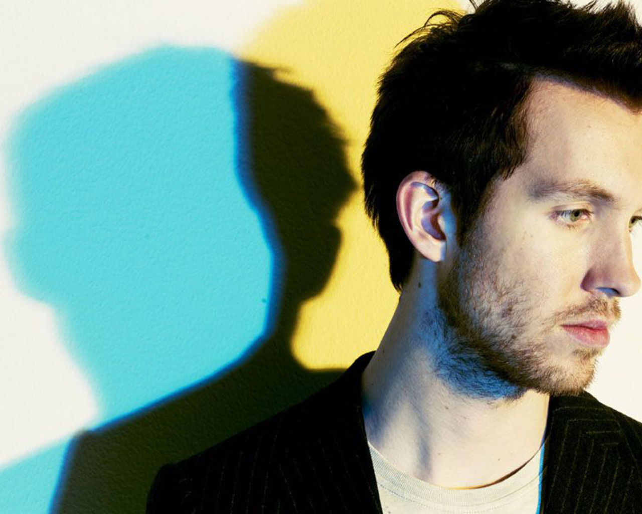 Calvin Harris на фоне цветных теней