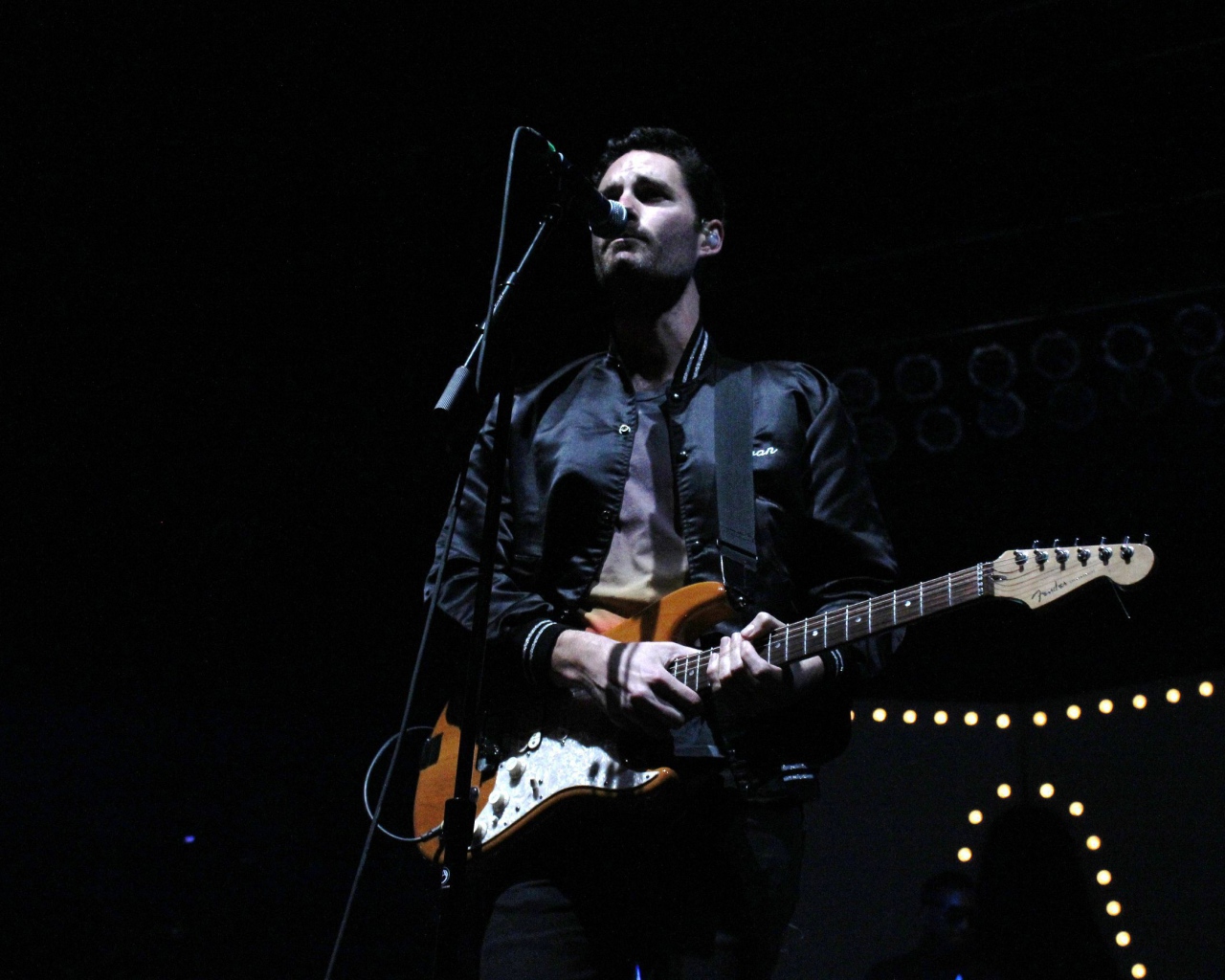 Фронтмен Capital Cities поет