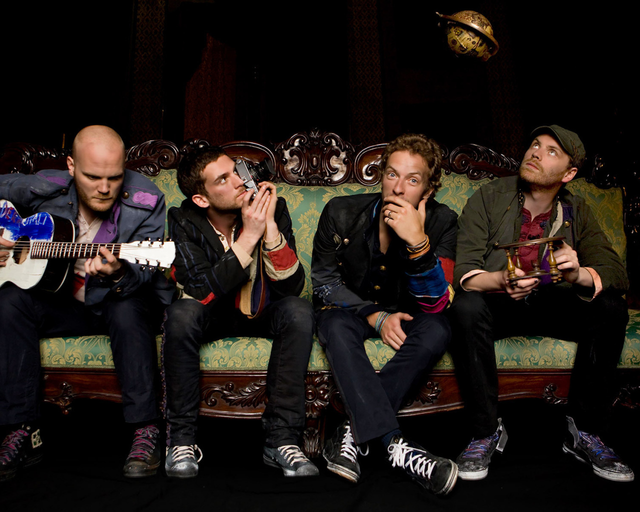 Coldplay сидит на диване