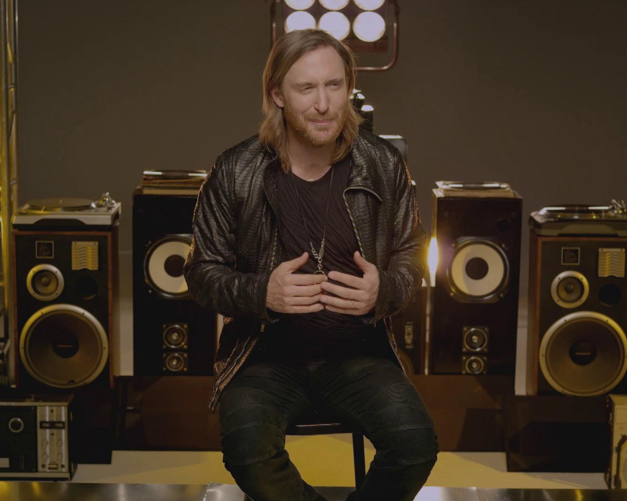 David Guetta около аппаратуры