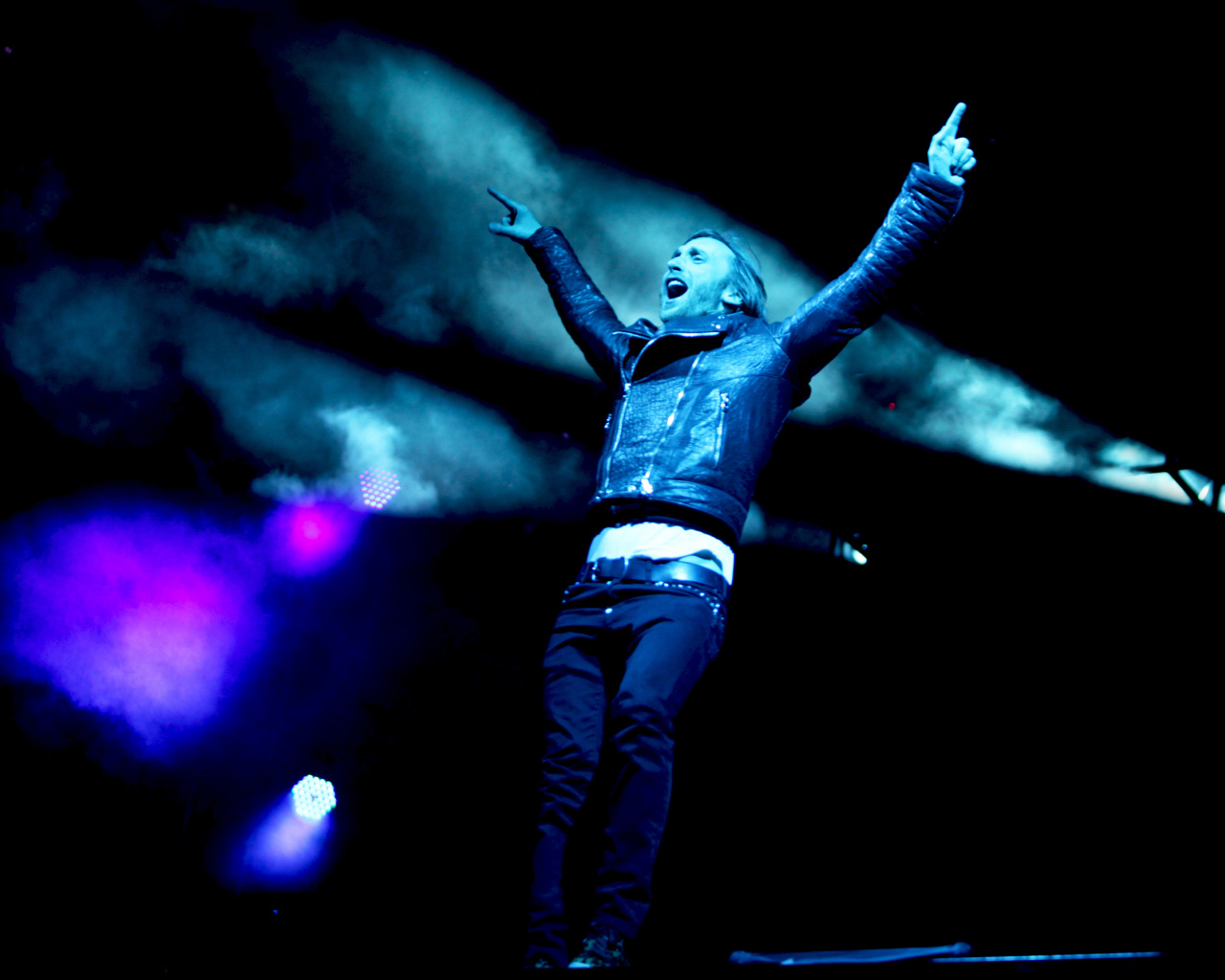 David Guetta в прыжке