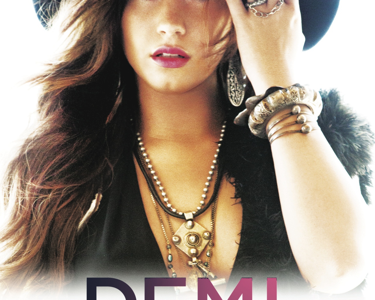 Demi Lovato в шляпке