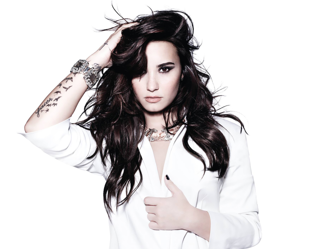 Demi Lovato на белом фоне