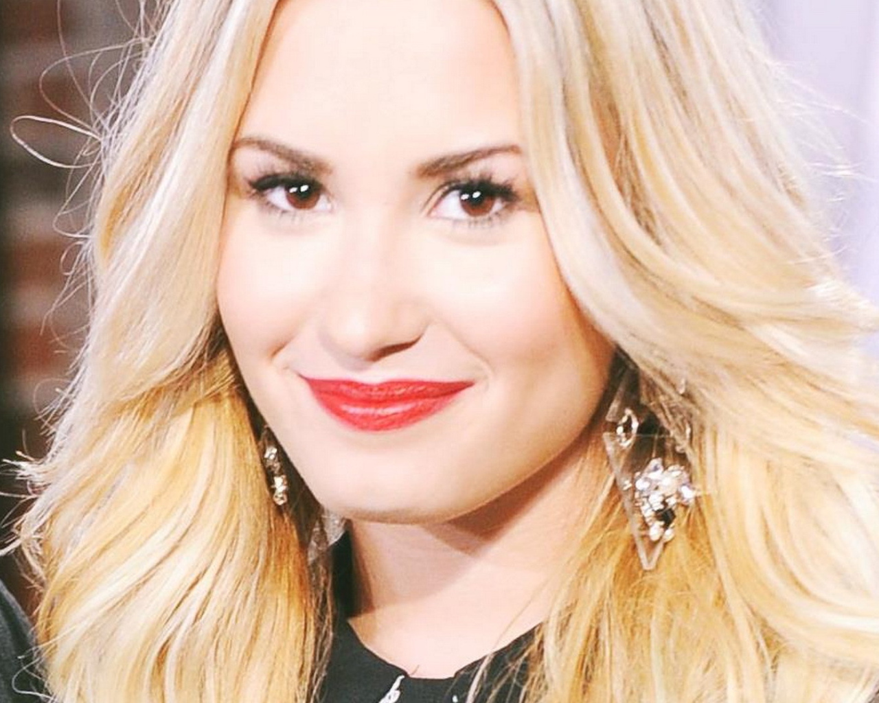 Demi Lovato улыбается
