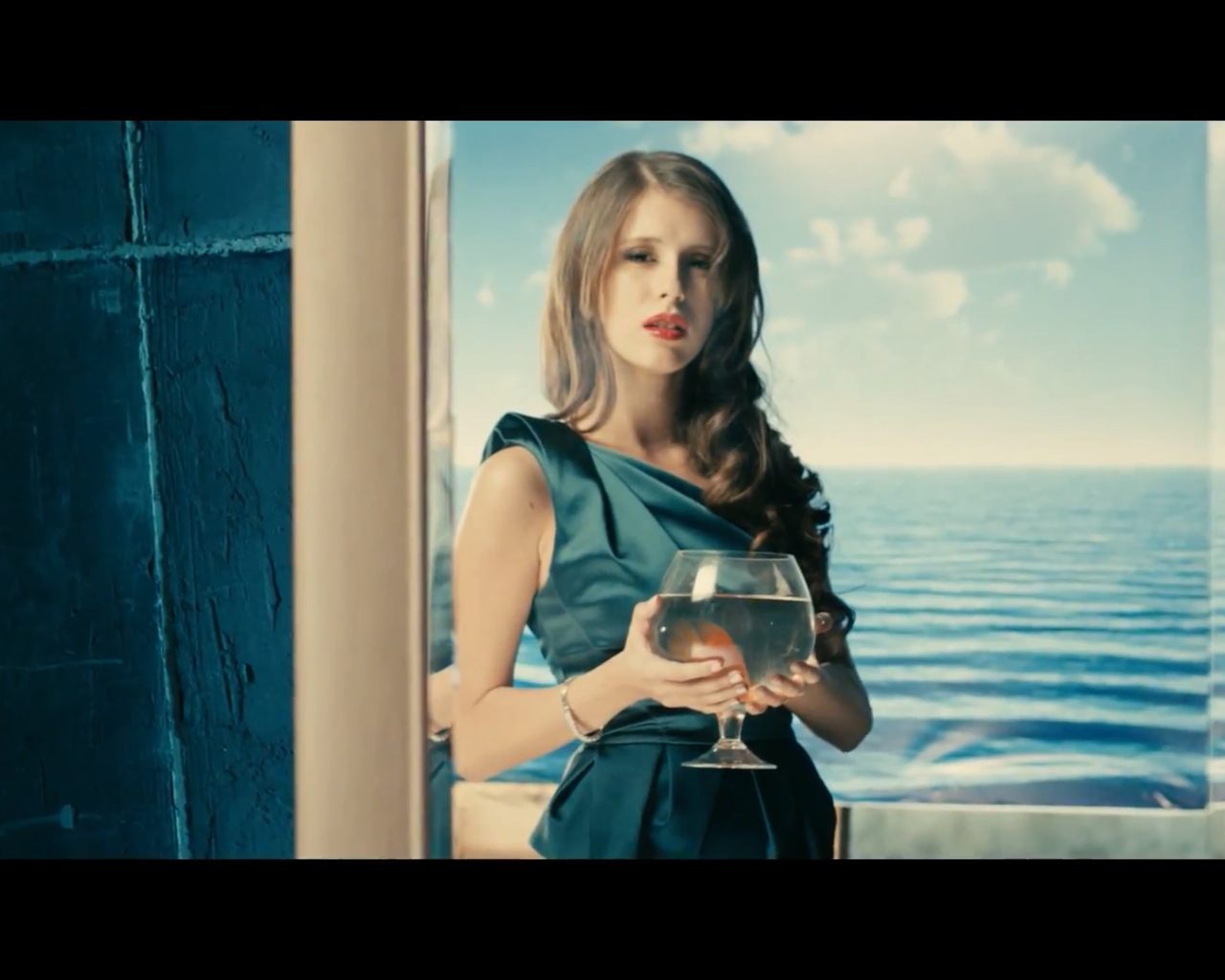 Эльвира Т поет в клипе