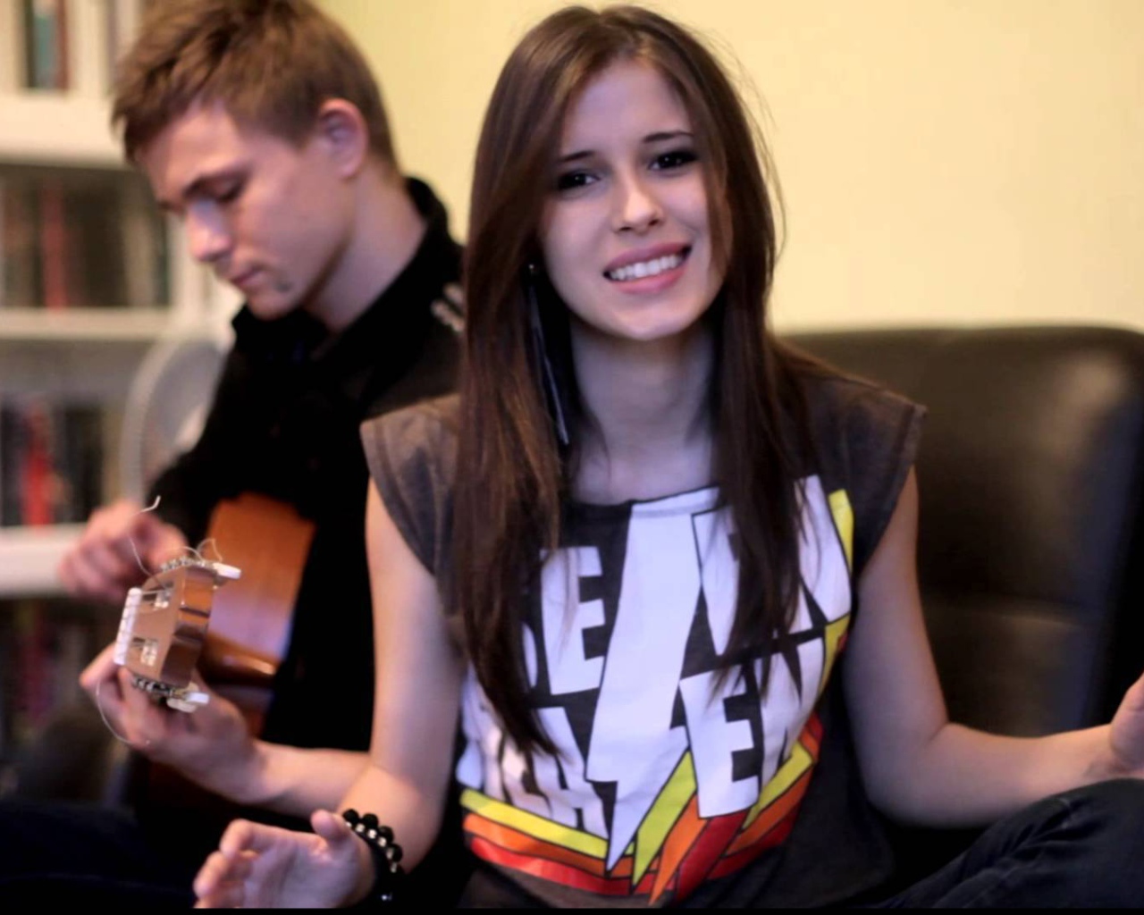 Эльвира Т поет под гитару