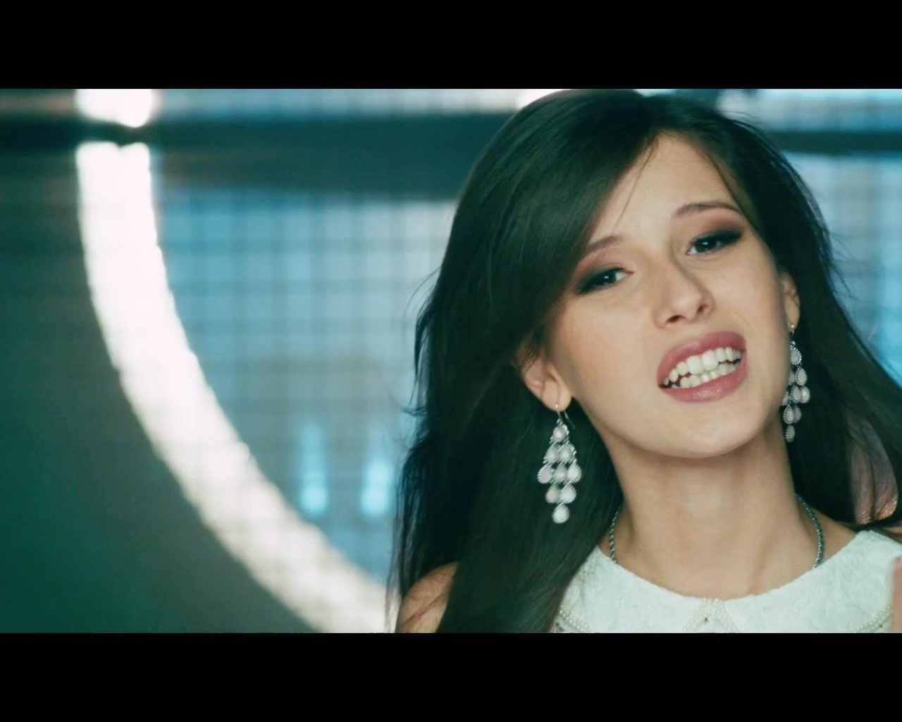 Эльвира Т улыбается