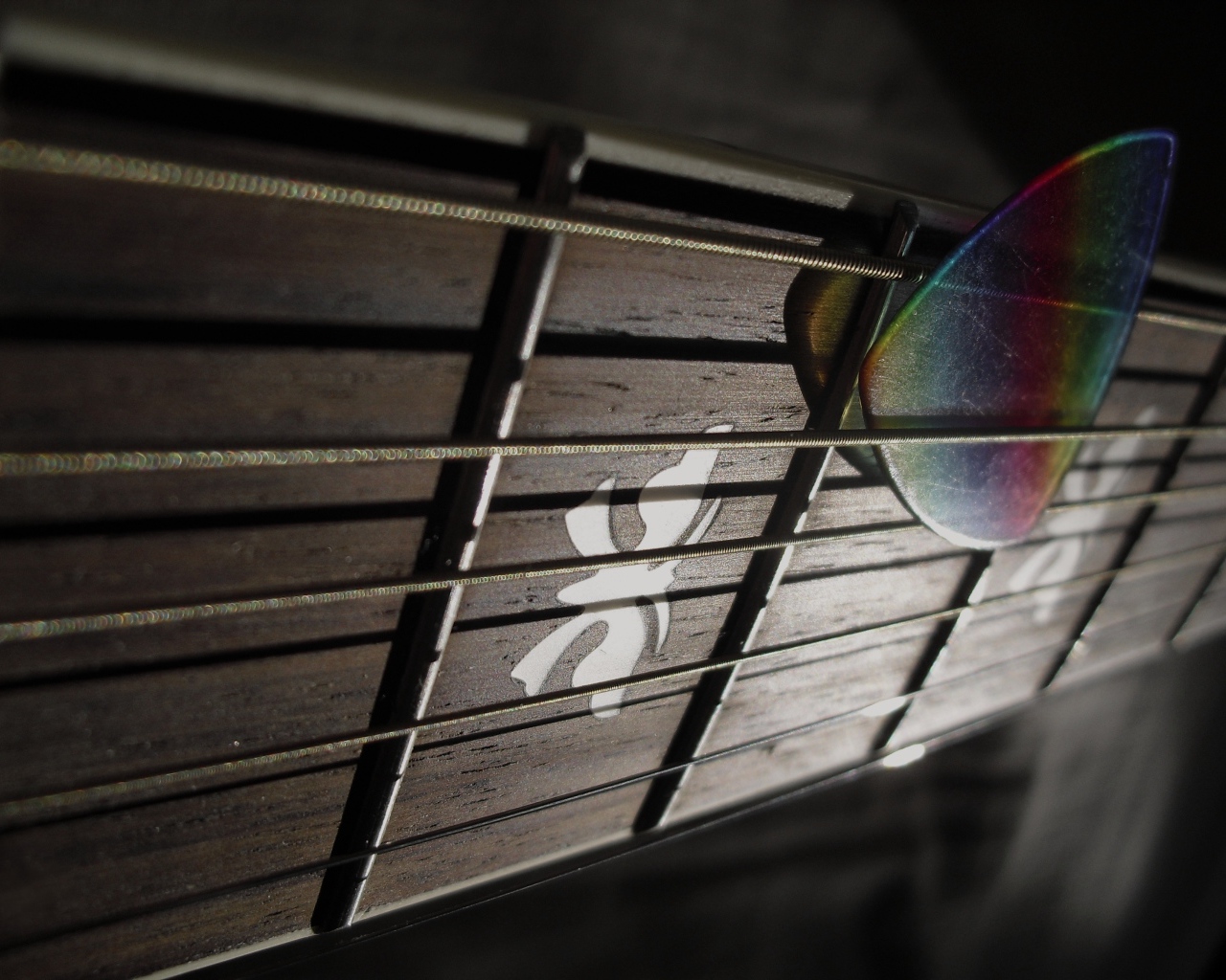 Гриф гитары с медиатором