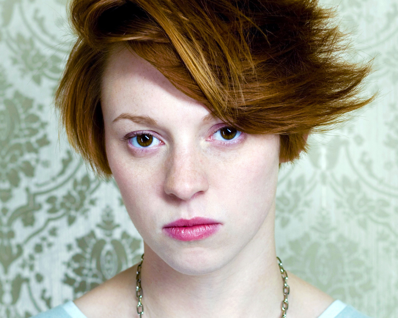 La Roux в зеленом фоне