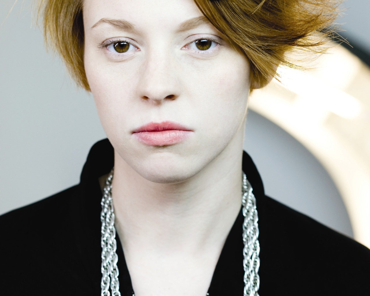 La Roux в серебряной цепочке