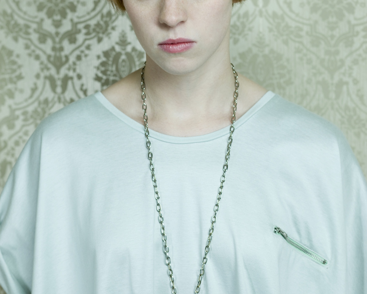 La Roux в белой футболке