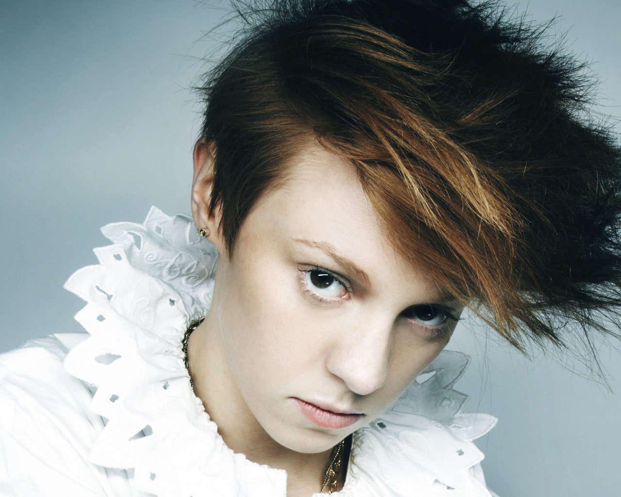 La Roux в белой рубашке