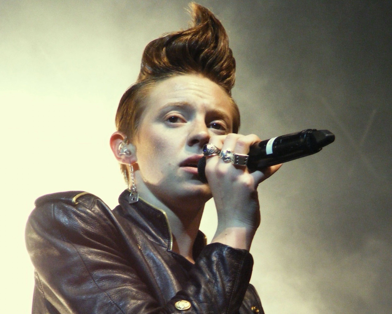 La Roux поет свои песни