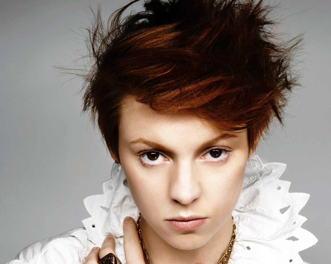 La Roux сердитый взгляд