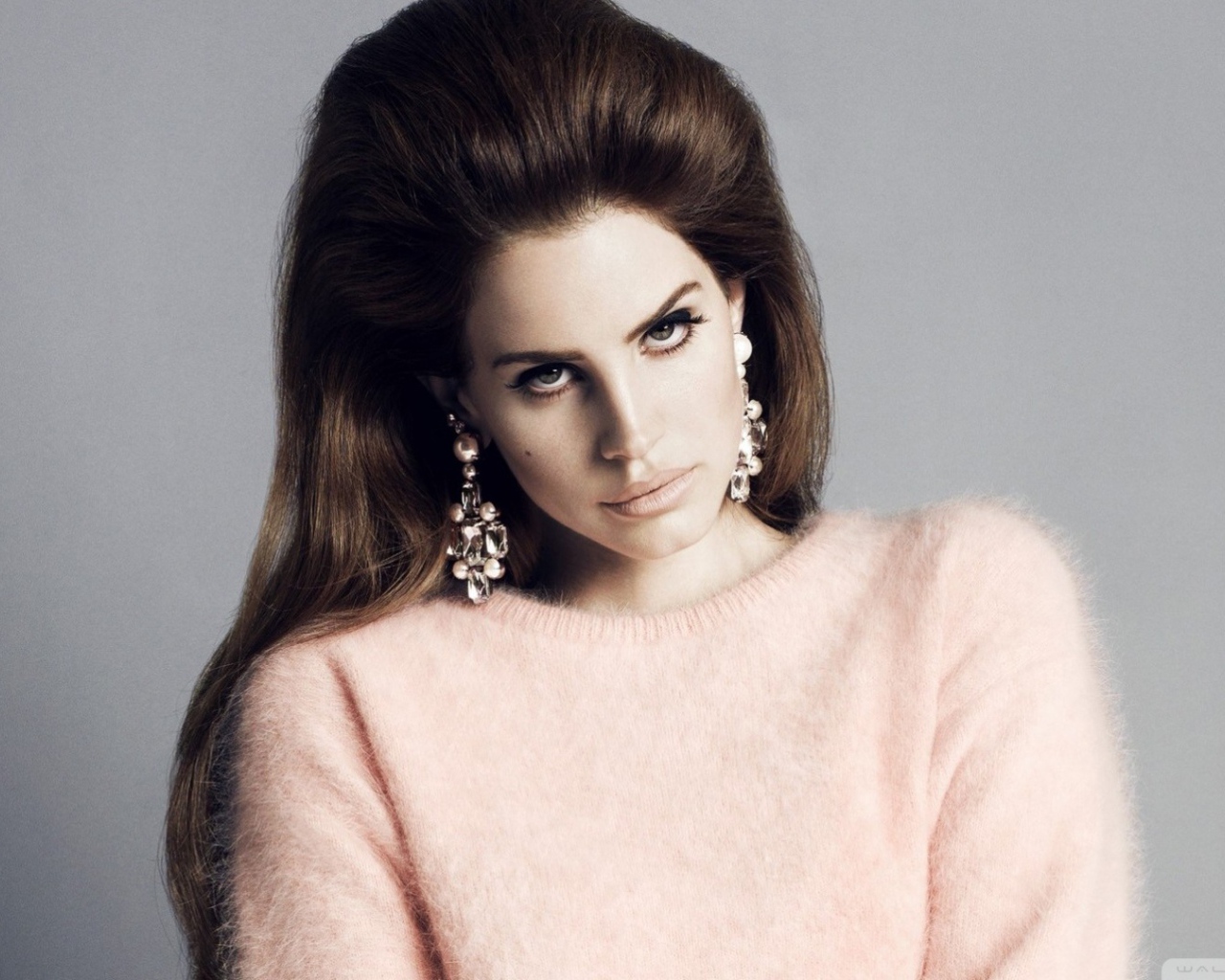 Lana Del Rey прекрасный розовый свитер