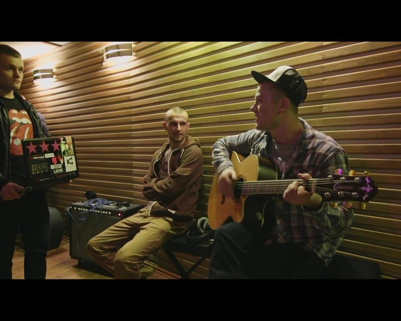 Макс Корж играет на гитаре