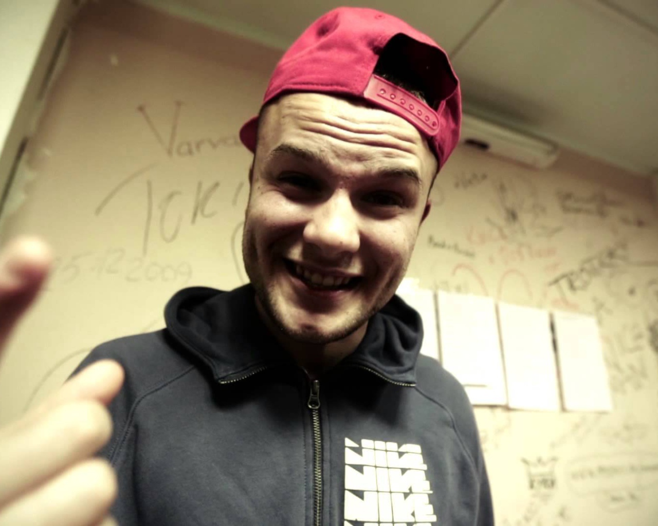 Макс Корж поет песню Небо