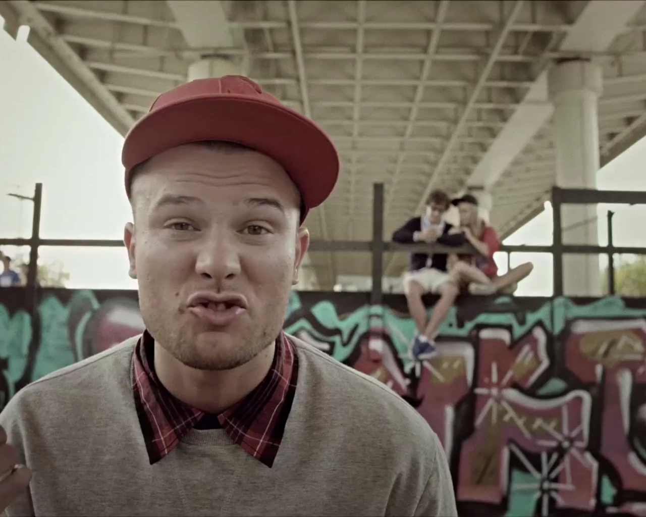 Макс Корж поет песню Где Я