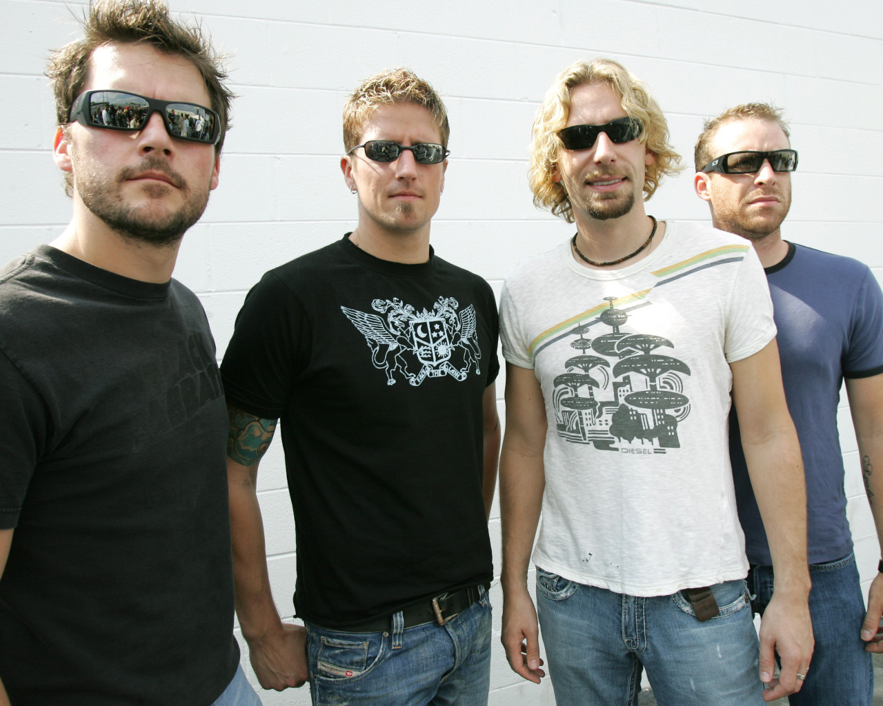 Никелбек в очках