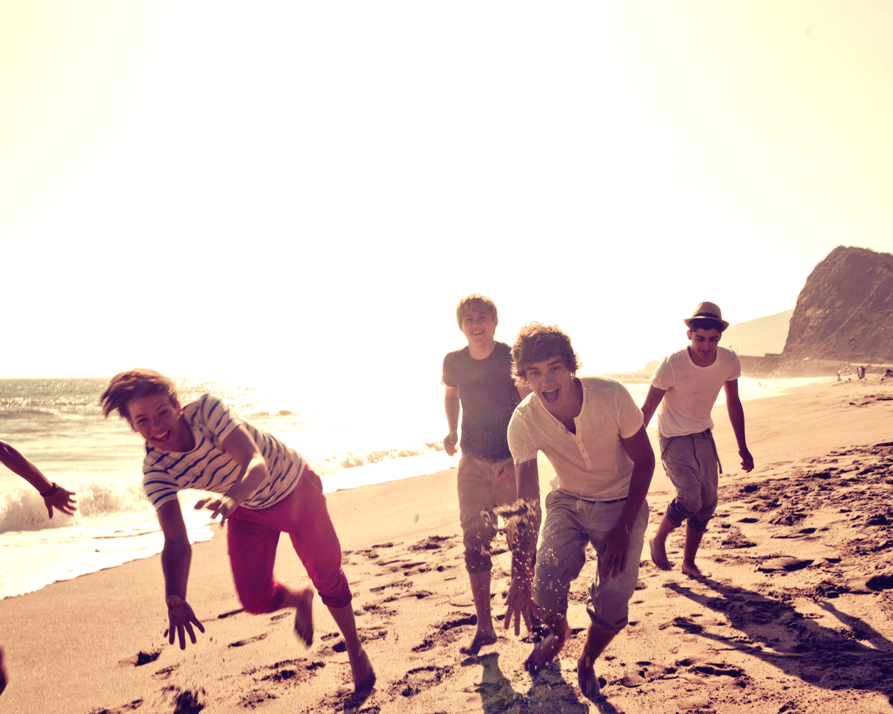 One Direction на пляже