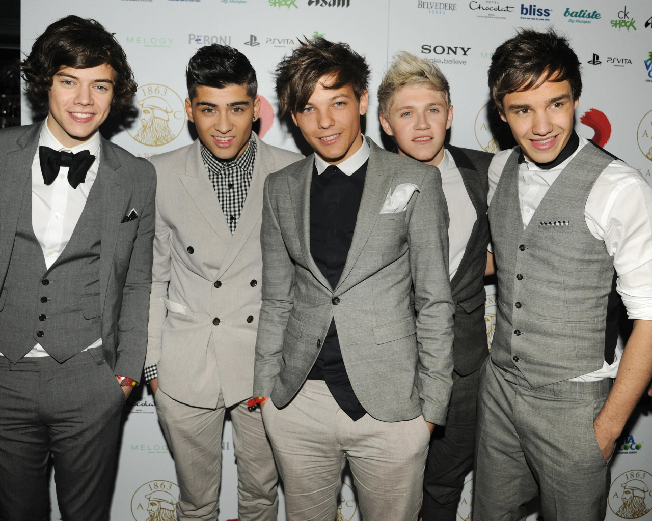 One Direction в костюмах