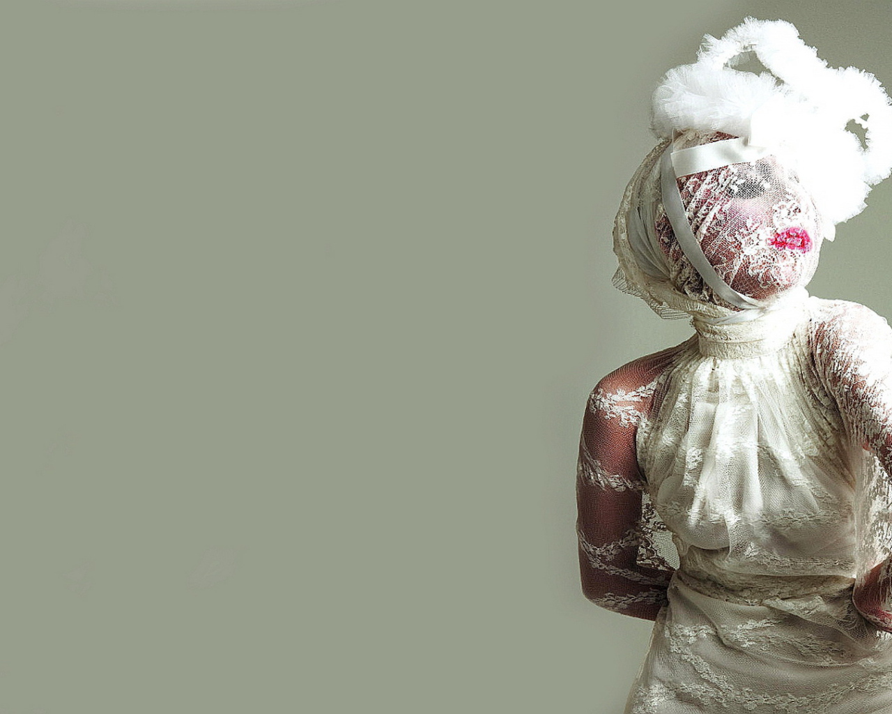 Эпатажная певица Леди Гага на светлом фоне