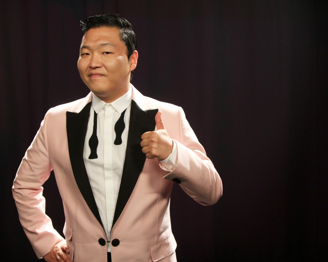 PSY в костюме