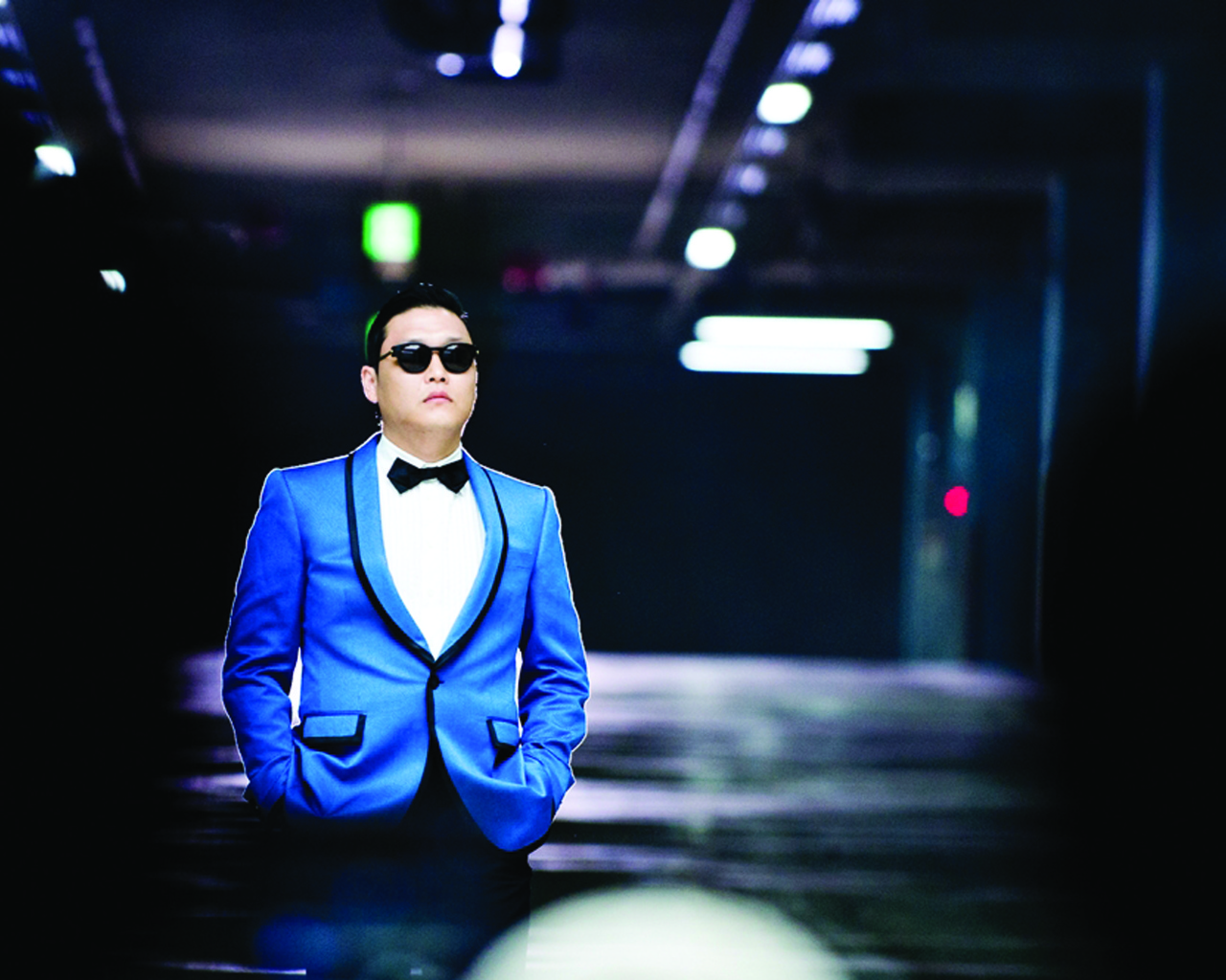 PSY в голубом костюме