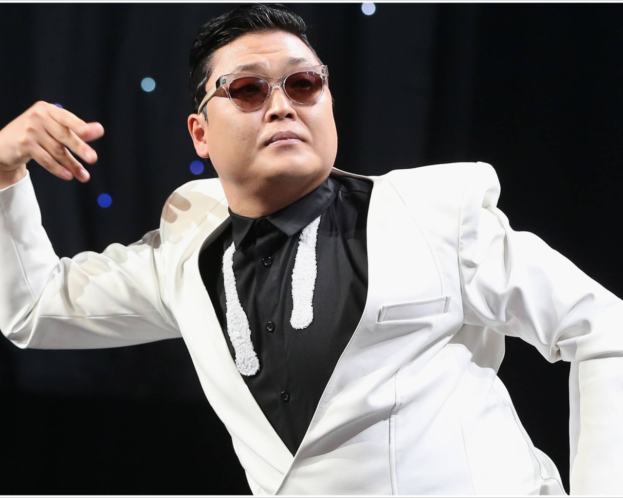 PSY в белом пиджаке