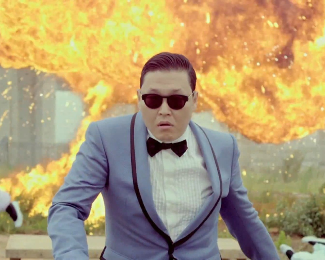 PSY на фоне взрыва