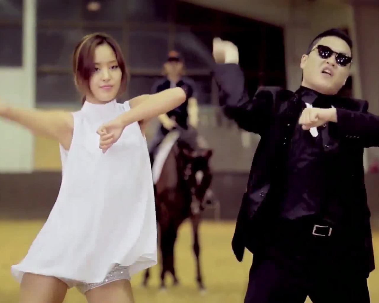 PSY танцует с девушкой