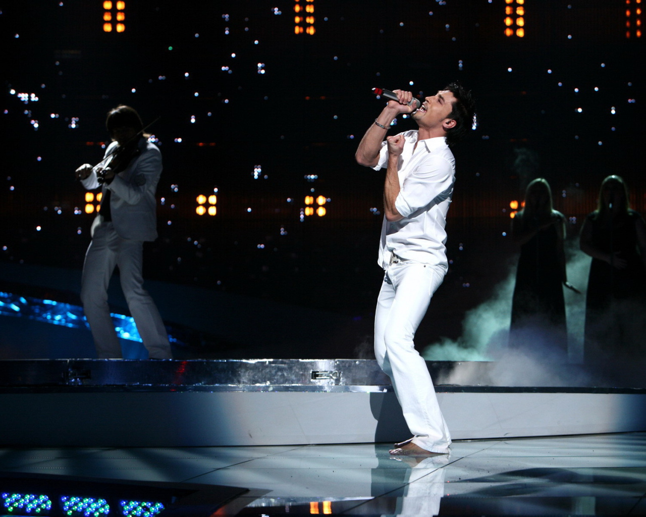 Исполнитель Дима Билан на концерте