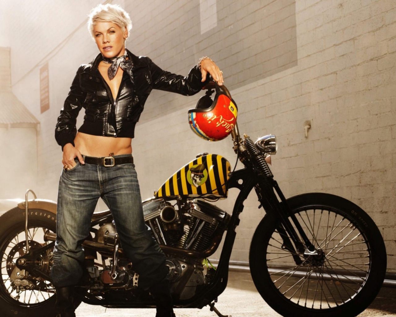 Pink около байка