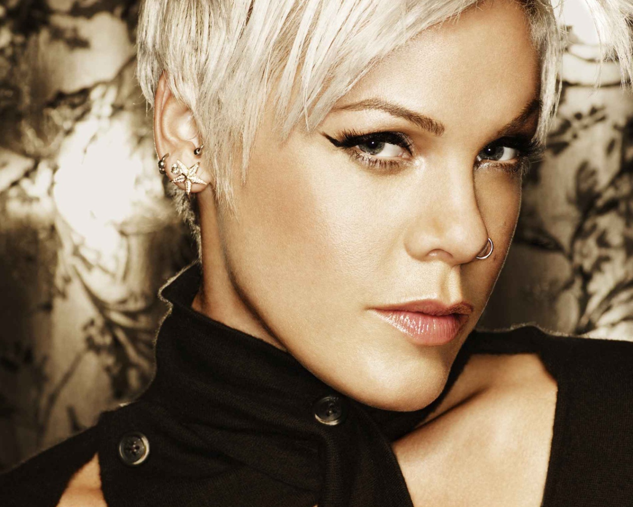 Pink загадачно смотрит