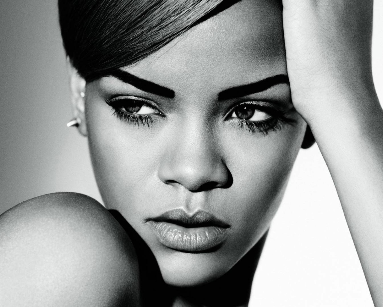 Rihanna сердитый взгляд