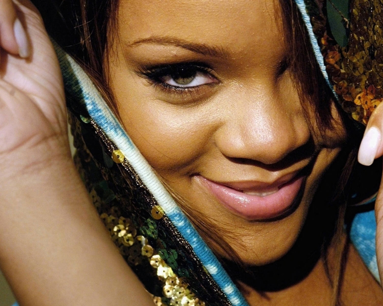 Rihanna привлекательная улыбка