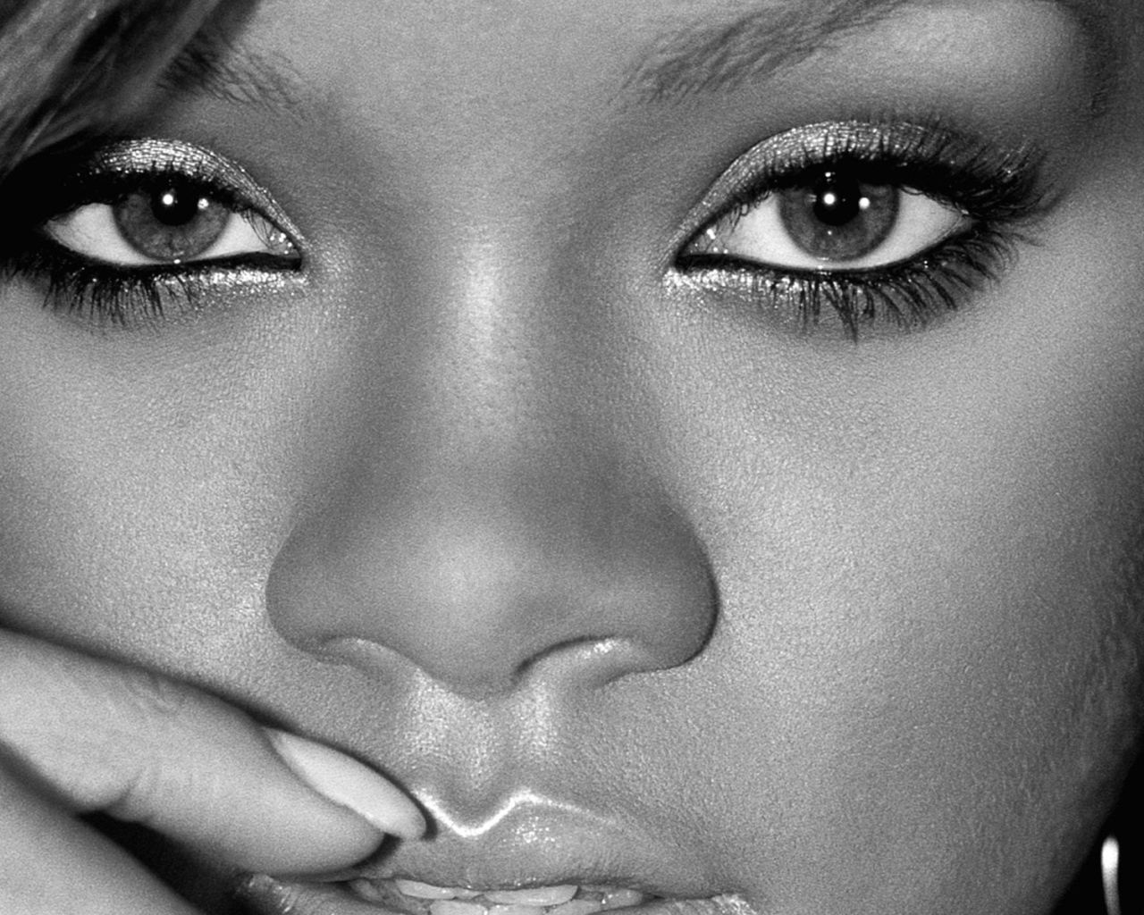 Rihanna глаза крупным планом